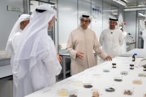 منصور بن زايد يزور مجمع زايد لبحوث الأعشاب والطب التقليدي ويطلع على برامجه البحثية وخططه المستقبلية