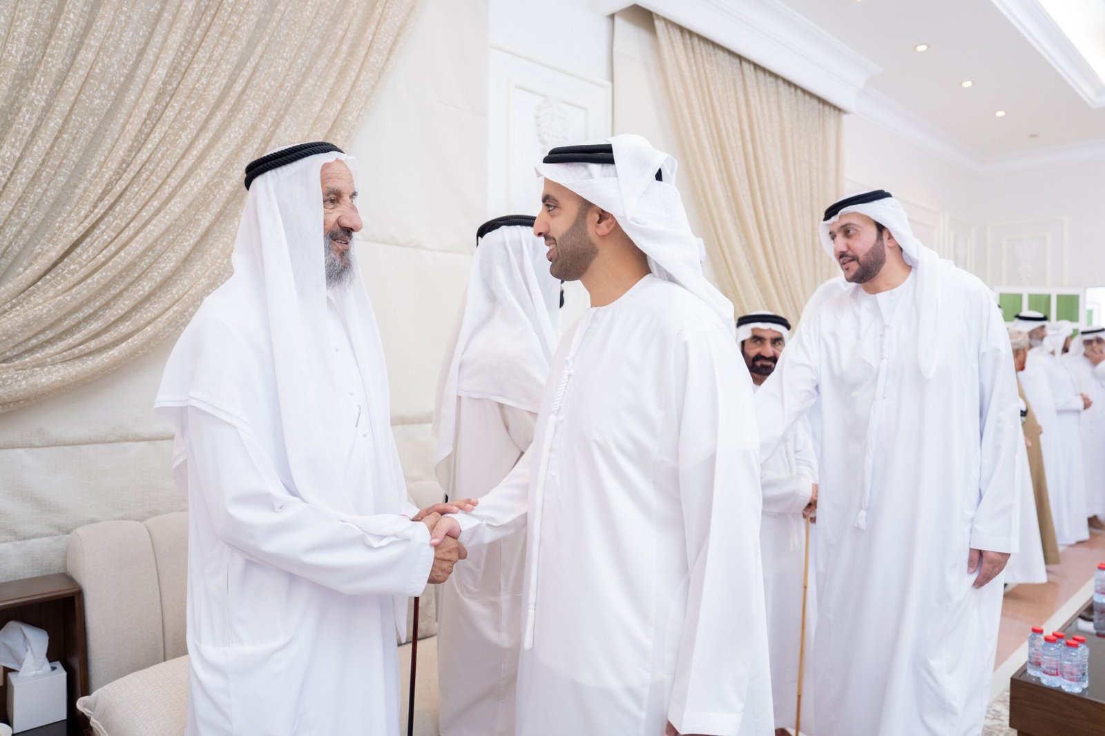 محمد بن سعود يقدم واجب العزاء في وفاة شيخة هلال عبيد الخاطري 1 محمد بن سعود