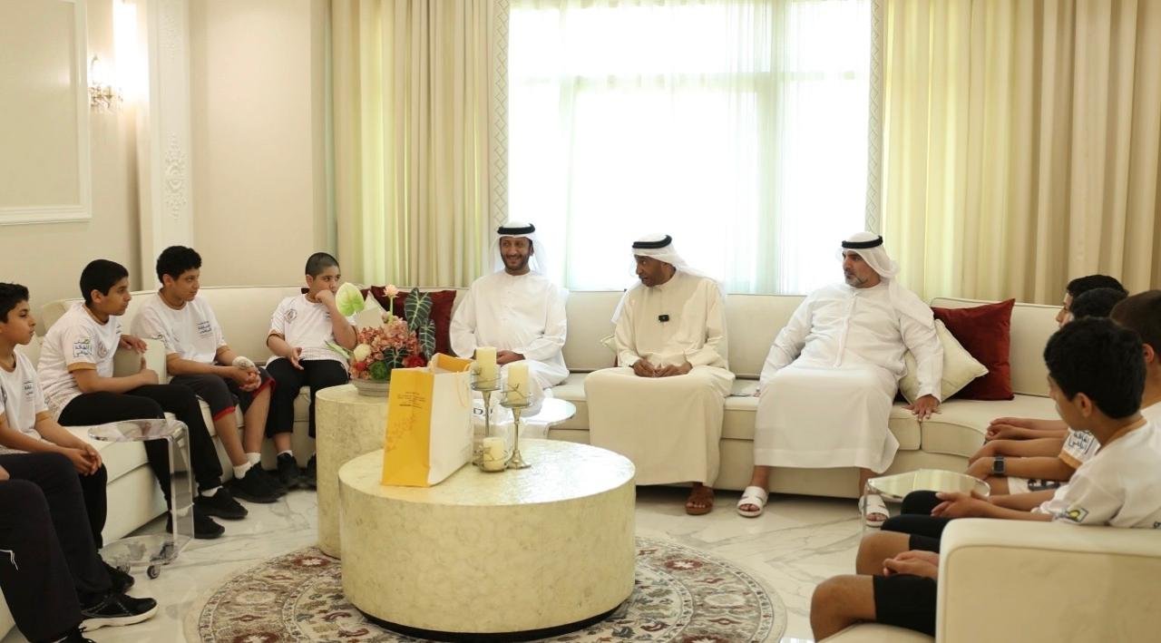 علي ثاني يستقبل وفد نادي مليحة ويثمن جهود «الشارقة الرياضي» في ترسيخ التواصل بين الأجيال 1 علي ثاني يستقبل وفد نادي مليحة ويثمن جهود «الشارقة الرياضي» في ترسيخ التواصل بين الأجيال
