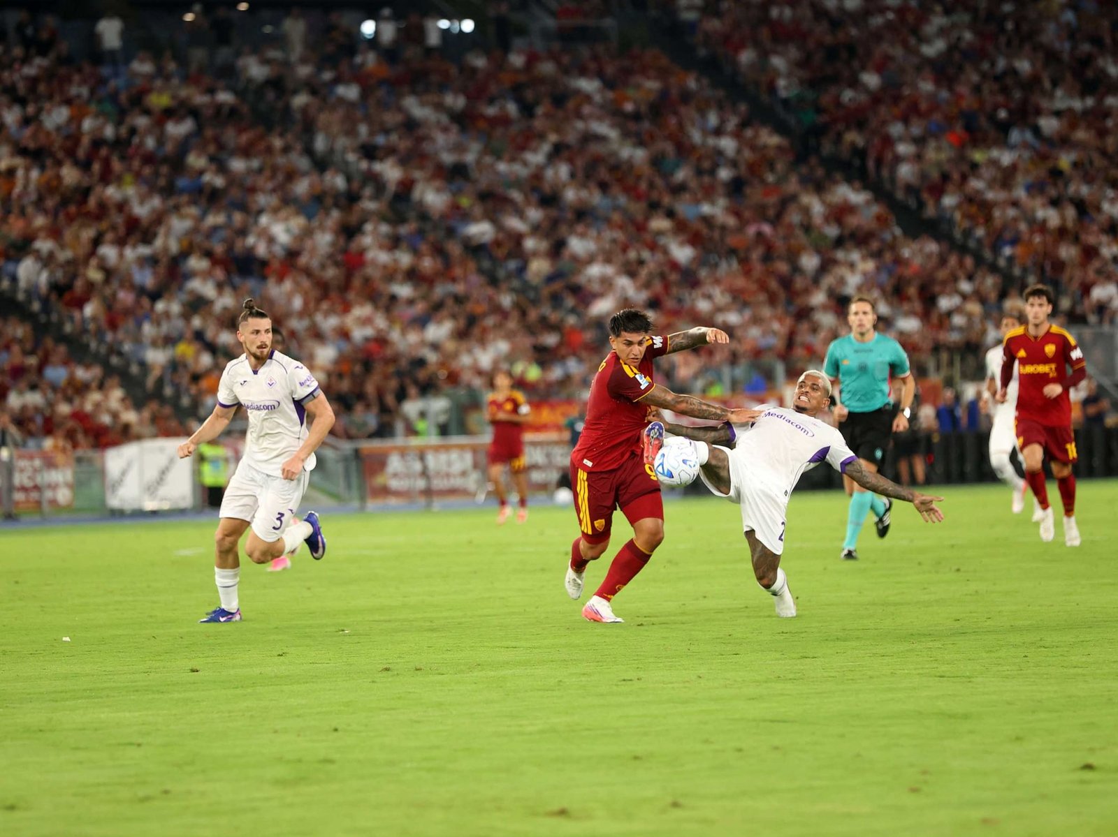 روما يكتسح فيورنتينا برباعية في الدوري الإيطالي 1 روما