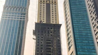 إزالة تاج "برج الساعة" في دبي هوية جديدة لأيقونة شارع الشيخ زايد