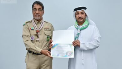 سالم بن هويدن يتقلد المنديل الكشفي ودرع مفوضية كشافة الشارقة