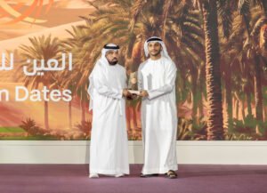 «العين للرطب» يتوج الفائزين بـ «نخبة توام» و«إبداع من جذع النخلة» 2 «العين للرطب» يتوج الفائزين بـ «نخبة توام» و«إبداع من جذع النخلة»