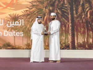 «العين للرطب» يتوج الفائزين بـ «نخبة توام» و«إبداع من جذع النخلة» 3 «العين للرطب» يتوج الفائزين بـ «نخبة توام» و«إبداع من جذع النخلة»