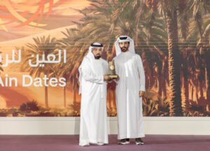 «العين للرطب» يتوج الفائزين بـ «نخبة توام» و«إبداع من جذع النخلة» 4 «العين للرطب» يتوج الفائزين بـ «نخبة توام» و«إبداع من جذع النخلة»