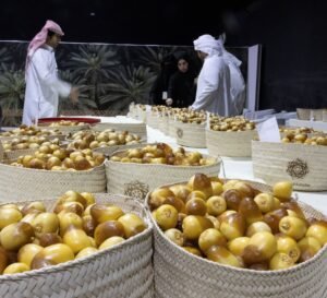 «العين للرطب» يتوج الفائزين بـ «نخبة توام» و«إبداع من جذع النخلة» 9 «العين للرطب» يتوج الفائزين بـ «نخبة توام» و«إبداع من جذع النخلة»