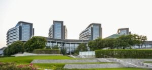 «شخبوط الطبية» تعزز ريادتها في الجراحة الروبوتية بعلاج حالة وعائية نادرة