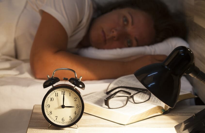 تستيقظ كثيرا أثناء الليل؟.. 3 أسباب خفية وراء اضطراب نومك 1 الليل