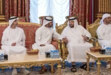 خليفة بن طحنون بن محمد يُقدِّم واجب العزاء في وفاة عائشة راشد الظاهري