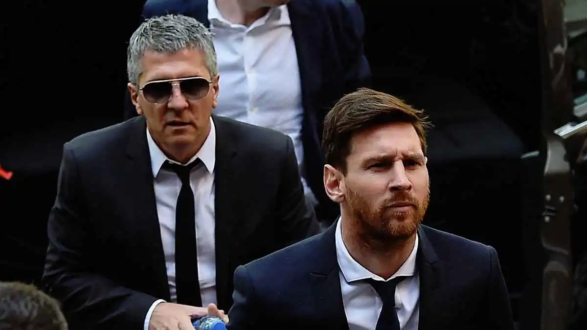 دقيقة حداد وشارات سوداء وتنكيس الأعلام بعد وفاة والد ميسي 1 دقيقة حداد وشارات سوداء وتنكيس الأعلام بعد وفاة والد ميسي