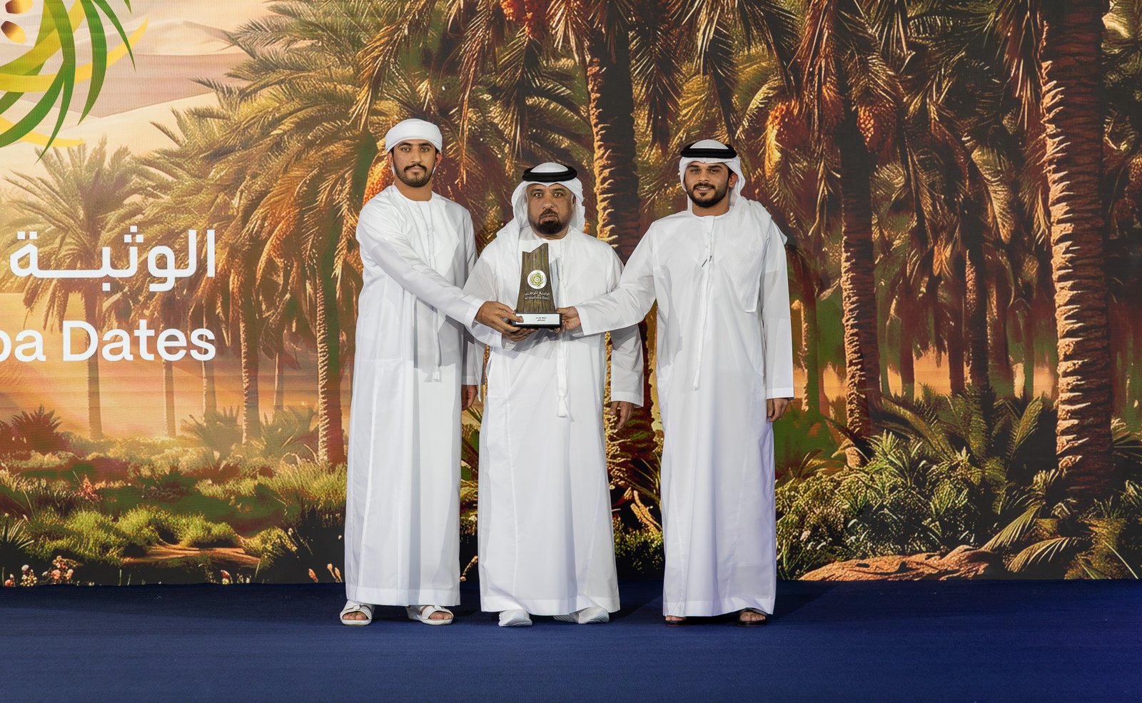 «الوثبة للرطب» يستقبل 300 كيلوجرام من الرطب في يومه الأول ويتوّج الفائزين بـ«أكبر عذج» 1 «الوثبة للرطب» يستقبل 300 كيلوجرام من الرطب في يومه الأول ويتوّج الفائزين بـ«أكبر عذج»