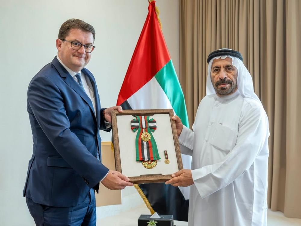رئيس الدولة يمنح سفير النمسا وسام زايد الثاني من الدرجة الأولى 1 رئيس الدولة يمنح سفير النمسا وسام زايد الثاني من الدرجة الأولى