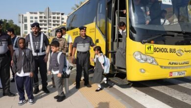 شرطة أبوظبي تستقبل الطلبة بالهدايا والرسائل التوعوية مع بدء العام الدراسي الجديد