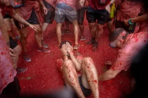 بالصور: الآلاف يشاركون في معركة الطماطم السنوية