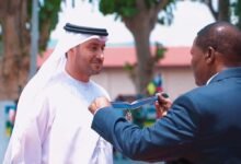 رئيس أفريقيا الوسطى يمنح رئيساً تنفيذياً لشركة إماراتية وسام الاستحقاق برتبة قائد