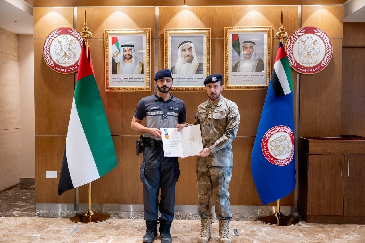 قائد عام شرطة أبوظبي يكرّم الشرطي أول علي الهاجري لموقفه الإنساني مع عائلات تعطلت حافلتهم 1 قائد عام شرطة أبوظبي يكرّم الشرطي أول علي الهاجري لموقفه الإنساني مع عائلات تعطلت حافلتهم