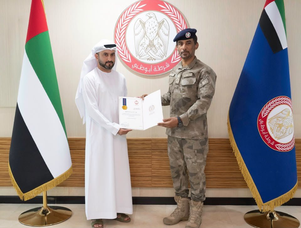 شرطة أبوظبي تكرّم نماذج مجتمعية أسهمت في إنقاذ الأرواح 1 شرطة أبوظبي تكرّم نماذج مجتمعية أسهمت في إنقاذ الأرواح