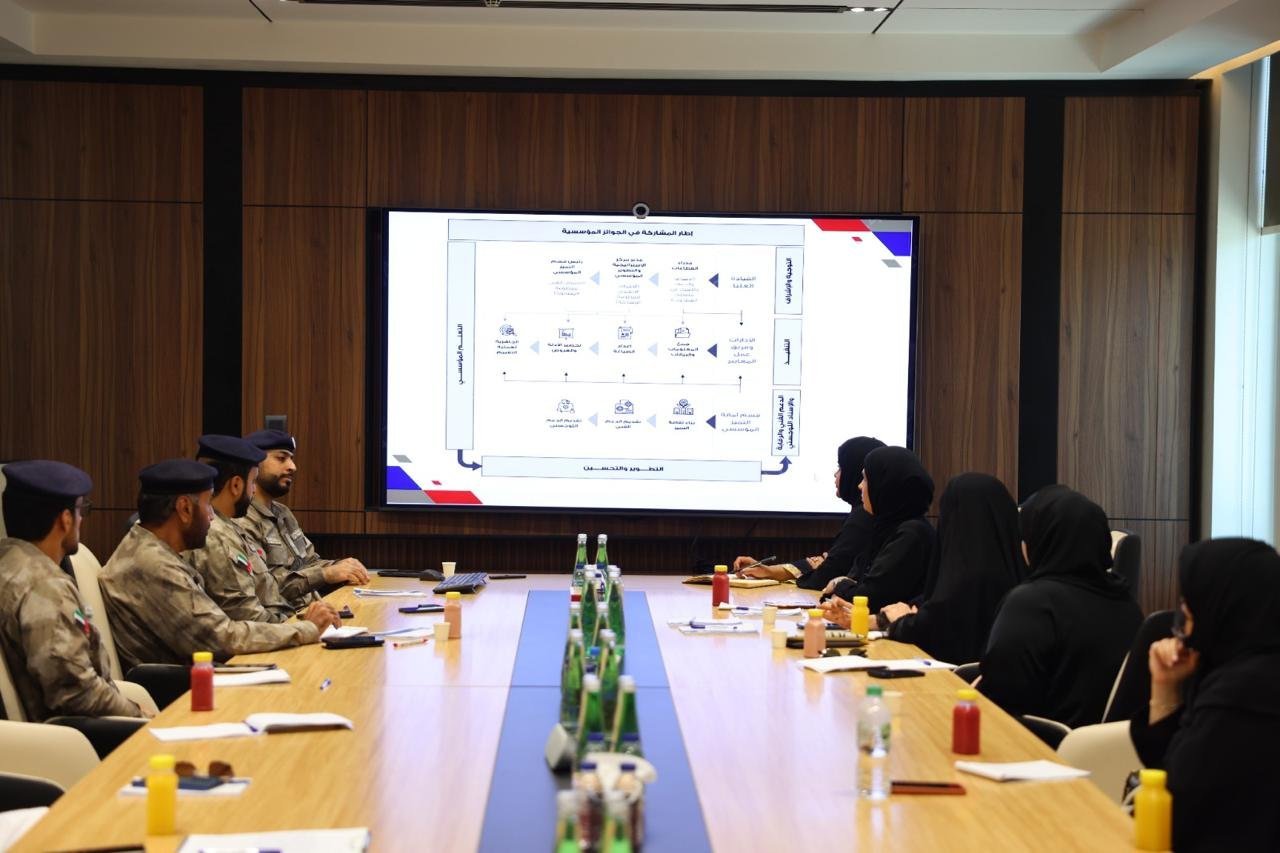 شرطة أبوظبي تُطلع وفد بلدية مدينة العين على أفضل ممارسات التميز والريادة المؤسسية 1 شرطة أبوظبي