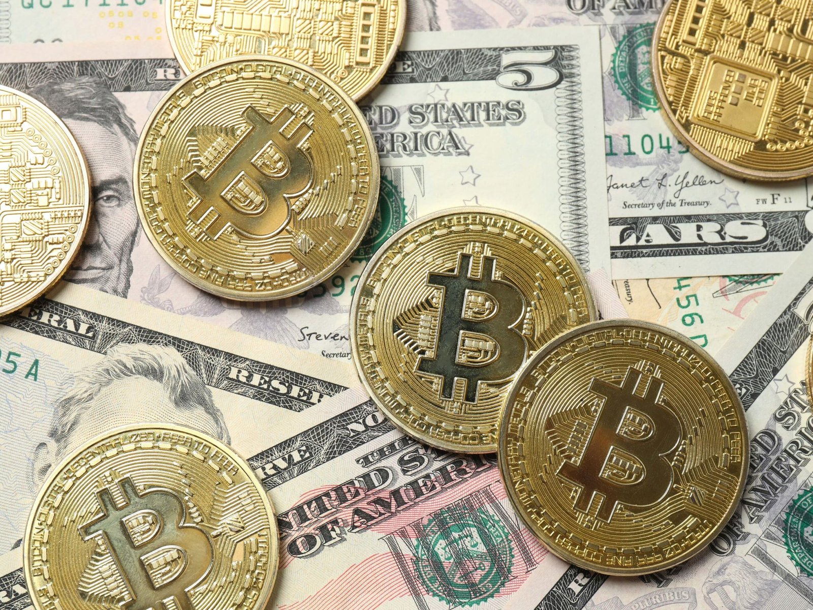 الدولار يتمسك بمستواه المرتفع و تراجع العملات المشفرة 1 الدولار