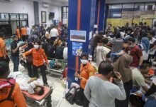 تواصل البحث عن 129 مفقوداً بعد انقلاب عبارة في بحر جاوة 41 البحث
