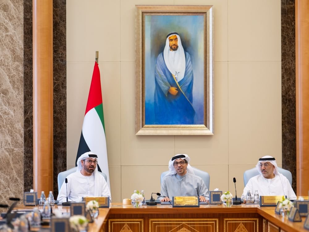 المجلس الوزاري للذكاء الاصطناعي والتنمية برئاسة منصور بن زايد يستعرض المرحلة الثانية من مشروع الذكاء الاصطناعي المساعد 1 المجلس الوزاري للذكاء الاصطناعي