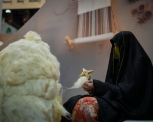 السدو.. أصالة تنسجها أنامل إماراتية في جناح «أبوظبي للتراث» بـ«الصيد والفروسية»