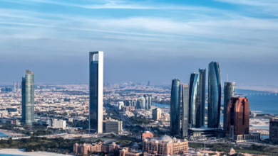 دائرة التنمية الاقتصادية – أبوظبي تمدِّد الفترة الممنوحة لحاملي رخصة «تاجر أبوظبي» عاماً إضافياً لممارسة أعمالهم دون الحاجة إلى مقر 2 أبوظبي