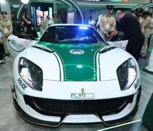 "منصوري فيراري 812" تنضم إلى أسطول دوريات شرطة دبي الفارهة 2 "منصوري فيراري 812" تنضم إلى أسطول دوريات شرطة دبي الفارهة