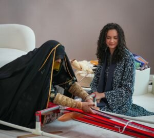 السدو.. أصالة تنسجها أنامل إماراتية في جناح «أبوظبي للتراث» بـ«الصيد والفروسية»