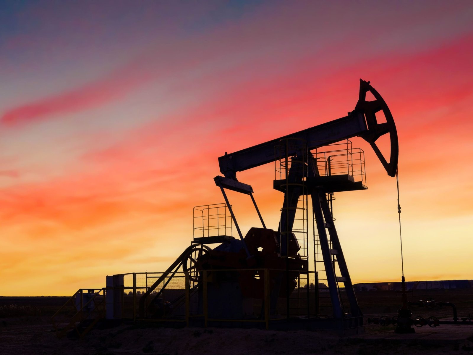 النفط يتراجع 3.4% و برنت عند 100.34 دولار للبرميل 1 النفط
