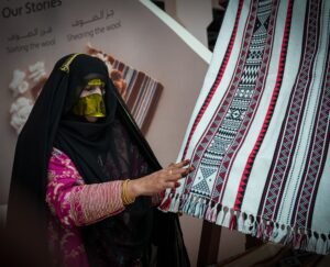 السدو.. أصالة تنسجها أنامل إماراتية في جناح «أبوظبي للتراث» بـ«الصيد والفروسية»