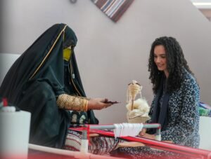 السدو.. أصالة تنسجها أنامل إماراتية في جناح «أبوظبي للتراث» بـ«الصيد والفروسية»