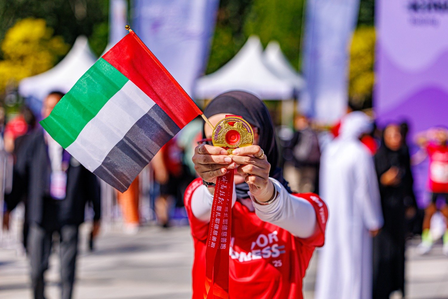 50 عدّاءً إماراتيًا يحملون رسالة العطاء إلى بكين ضمن سباق زايد الخيري وماراثون هوايرو سور الصين العظيم بمشاركة 15 ألف عدّاء 1 50 عدّاءً إماراتيًا
