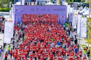 50 عدّاءً إماراتيًا يحملون رسالة العطاء إلى بكين ضمن سباق زايد الخيري وماراثون هوايرو سور الصين العظيم بمشاركة 15 ألف عدّاء 2 50 عدّاءً إماراتيًا يحملون رسالة العطاء إلى بكين ضمن سباق زايد الخيري وماراثون هوايرو سور الصين العظيم بمشاركة 15 ألف عدّاء