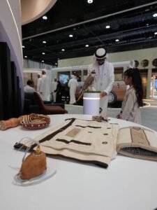 رحلة تفاعلية في جناح نادي صقّاري الإمارات بمعرض أبوظبي للصيد تأخذ الزوّار إلى عالم الصقارة والتراث 2 رحلة تفاعلية في جناح نادي صقّاري الإمارات بمعرض أبوظبي للصيد تأخذ الزوّار إلى عالم الصقارة والتراث