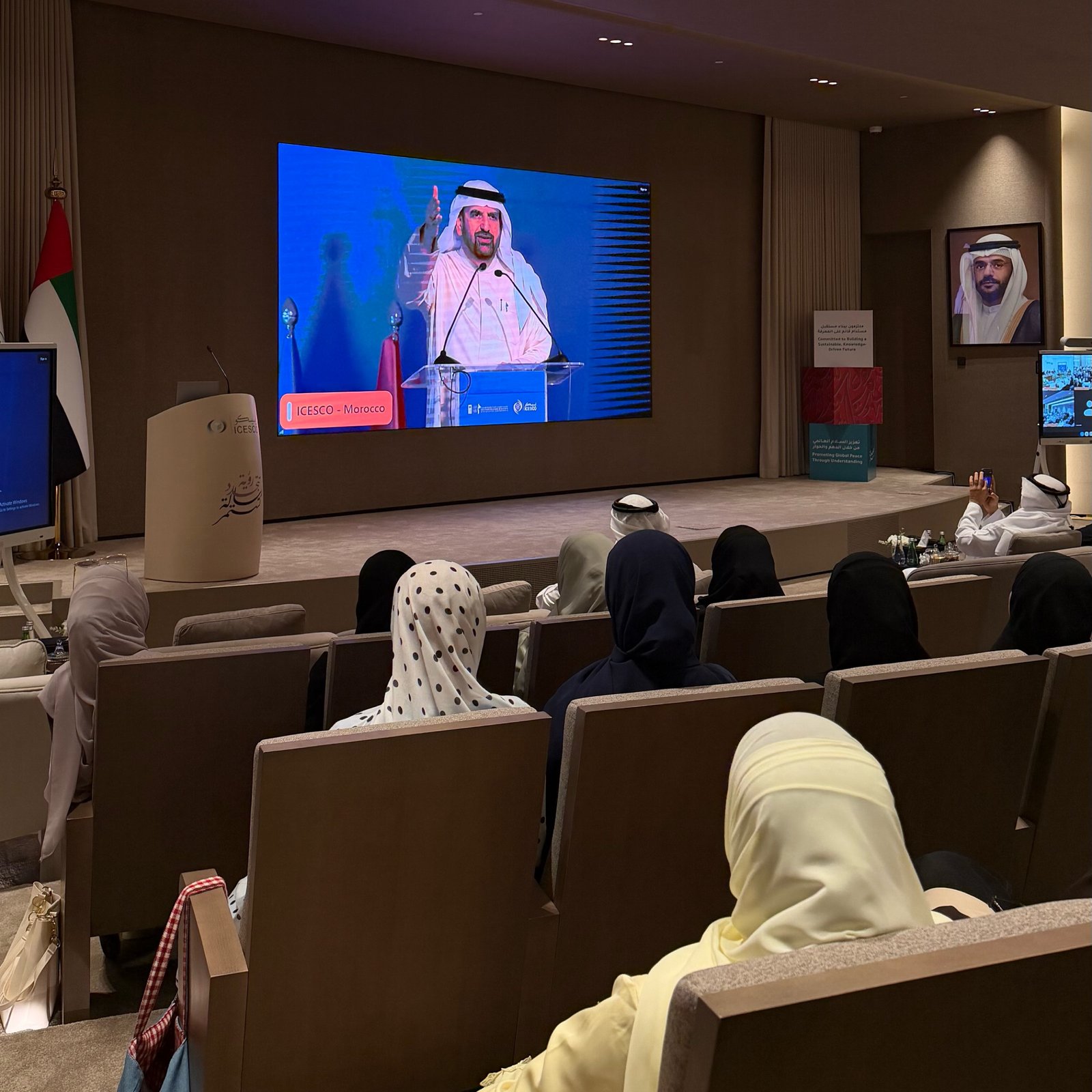 المكتب الإقليمي لمنظمة العالم الإسلامي للتربية والعلوم والثقافة – إيسيسكو – في الشارقة يستضيف الشباب ضمن تجربة التوأم الرقمي لملتقى شباب المعرفة 2026 1 المكتب الإقليمي