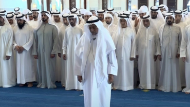 محمد بن راشد والشيوخ يؤدون صلاة الجنازة على جثمان أحمد بن راشد 3 محمد بن راشد