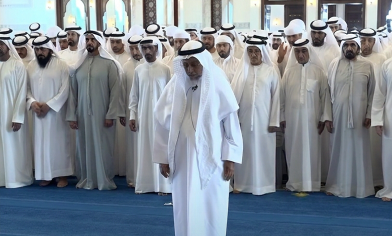 محمد بن راشد والشيوخ يؤدون صلاة الجنازة على جثمان أحمد بن راشد 4 محمد بن راشد