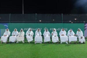 رئيس الاتحاد الخليجي يزور تدريبات «الأبيض» في جدة قبل الجولة الثالثة 6 رئيس الاتحاد الخليجي يزور تدريبات «الأبيض» في جدة قبل الجولة الثالثة