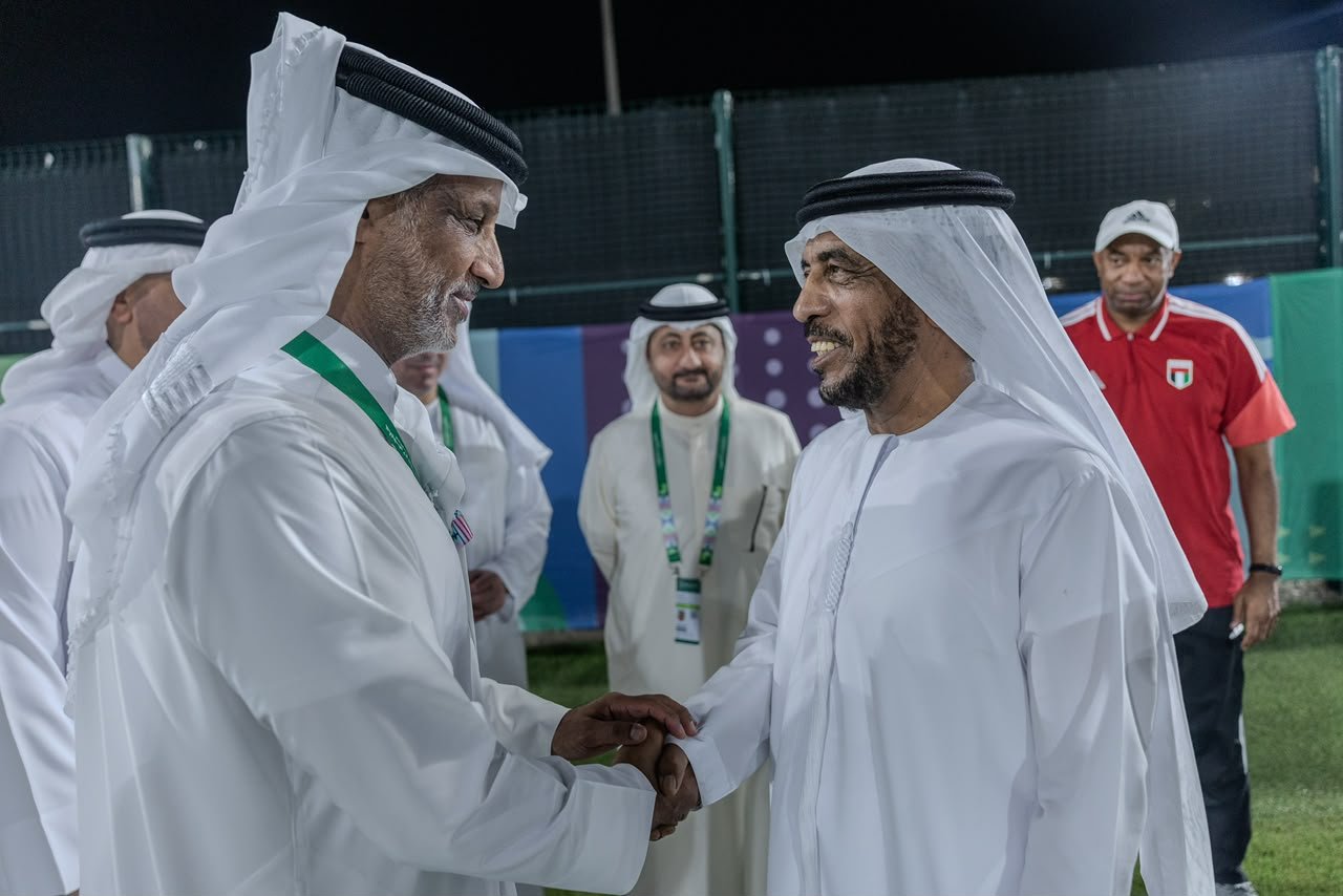 رئيس الاتحاد الخليجي يزور تدريبات «الأبيض» في جدة قبل الجولة الثالثة 1 رئيس الاتحاد الخليجي