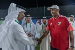 رئيس الاتحاد الخليجي يزور تدريبات «الأبيض» في جدة قبل الجولة الثالثة 2 رئيس الاتحاد الخليجي يزور تدريبات «الأبيض» في جدة قبل الجولة الثالثة