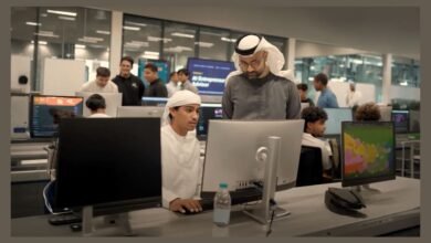 دائرة التعليم والمعرفة – أبوظبي تعزز مبادرة تعليم الذكاء الاصطناعي في أكثر من 170 مدرسة خاصةأبوظبي في 16 سبتمبر/وام/ تواصل دائرة التعليم والمعرفة تعزيز «مبادرة تعليم الذكاء الاصطناعي» الشاملة لتنمية مهارات الذكاء الاصطناعي في أكثر من 170 مدرسة خاصة في الإمارة، ضمن منظومة متكاملة تتيح للطلبة بناء معارفهم ومهاراتهم في هذا المجال تدريجياً من مرحلة رياض الأطفال وحتى الصف الثاني عشر، مع التركيز على صحة ورفاه الطلبة في جميع المراحل. وتمنح المبادرة الطلبة المهارات الفكرية اللازمة لتقييم مخرجات هذه التقنيات، ففي المراحل الدراسية المبكرة، تركز التجربة التعليمية على تنمية مهارات التفكير النقدي والمنطقي من خلال أنشطة مناسبة لأعمار الأطفال، تعتمد على اللعب والتجارب التعليمية بعيداً عن الشاشات. ومع تقدمهم في المراحل الدراسية، ينتقل الطلبة تدريجياً إلى استخدام أدوات الذكاء الاصطناعي وتقييم مخرجاتها، ثم توظيفها في تطوير الحلول، وصولاً إلى فهم كيفية تصميم الأنظمة الذكية وإدارتها بطريقة مسؤولة 2 دائرة التعليم والمعرفة – أبوظبي تعزز مبادرة تعليم الذكاء الاصطناعي في أكثر من 170 مدرسة خاصةأبوظبي في 16 سبتمبر/وام/ تواصل دائرة التعليم والمعرفة تعزيز «مبادرة تعليم الذكاء الاصطناعي» الشاملة لتنمية مهارات الذكاء الاصطناعي في أكثر من 170 مدرسة خاصة في الإمارة، ضمن منظومة متكاملة تتيح للطلبة بناء معارفهم ومهاراتهم في هذا المجال تدريجياً من مرحلة رياض الأطفال وحتى الصف الثاني عشر، مع التركيز على صحة ورفاه الطلبة في جميع المراحل. وتمنح المبادرة الطلبة المهارات الفكرية اللازمة لتقييم مخرجات هذه التقنيات، ففي المراحل الدراسية المبكرة، تركز التجربة التعليمية على تنمية مهارات التفكير النقدي والمنطقي من خلال أنشطة مناسبة لأعمار الأطفال، تعتمد على اللعب والتجارب التعليمية بعيداً عن الشاشات. ومع تقدمهم في المراحل الدراسية، ينتقل الطلبة تدريجياً إلى استخدام أدوات الذكاء الاصطناعي وتقييم مخرجاتها، ثم توظيفها في تطوير الحلول، وصولاً إلى فهم كيفية تصميم الأنظمة الذكية وإدارتها بطريقة مسؤولة