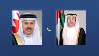 عبدالله بن زايد ووزير خارجية البحرين يبحثان هاتفياً التطورات الإقليمية