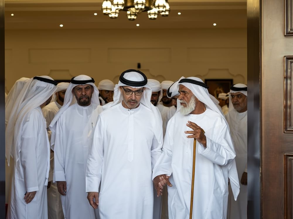 هزاع بن زايد يُقدِّم واجب العزاء في شهيد الوطن والواجب سعيد عبدالله الشامسي 1 هزاع بن زايد يُقدِّم واجب العزاء في شهيد الوطن والواجب سعيد عبدالله الشامسي