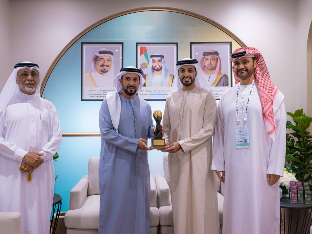 عبدالعزيز وراشد بن حميد يزوران منصة عجمان في سوق السفر العربي 2026 1 عبدالعزيز وراشد بن حميد يزوران منصة عجمان في سوق السفر العربي 2026