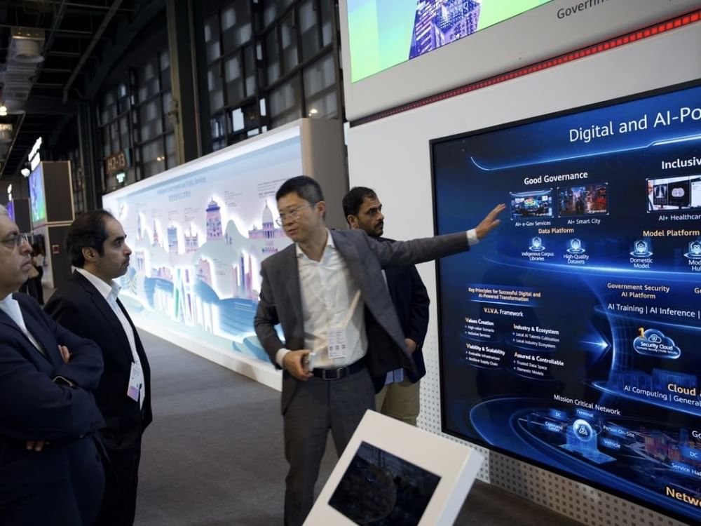 وفد بلدية عجمان يطلع على أحدث تقنيات الذكاء الاصطناعي بمؤتمر ومعرض "HUAWEI CONNECT 2026" 1 وفد بلدية عجمان يطلع على أحدث تقنيات الذكاء الاصطناعي بمؤتمر ومعرض "HUAWEI CONNECT 2026"