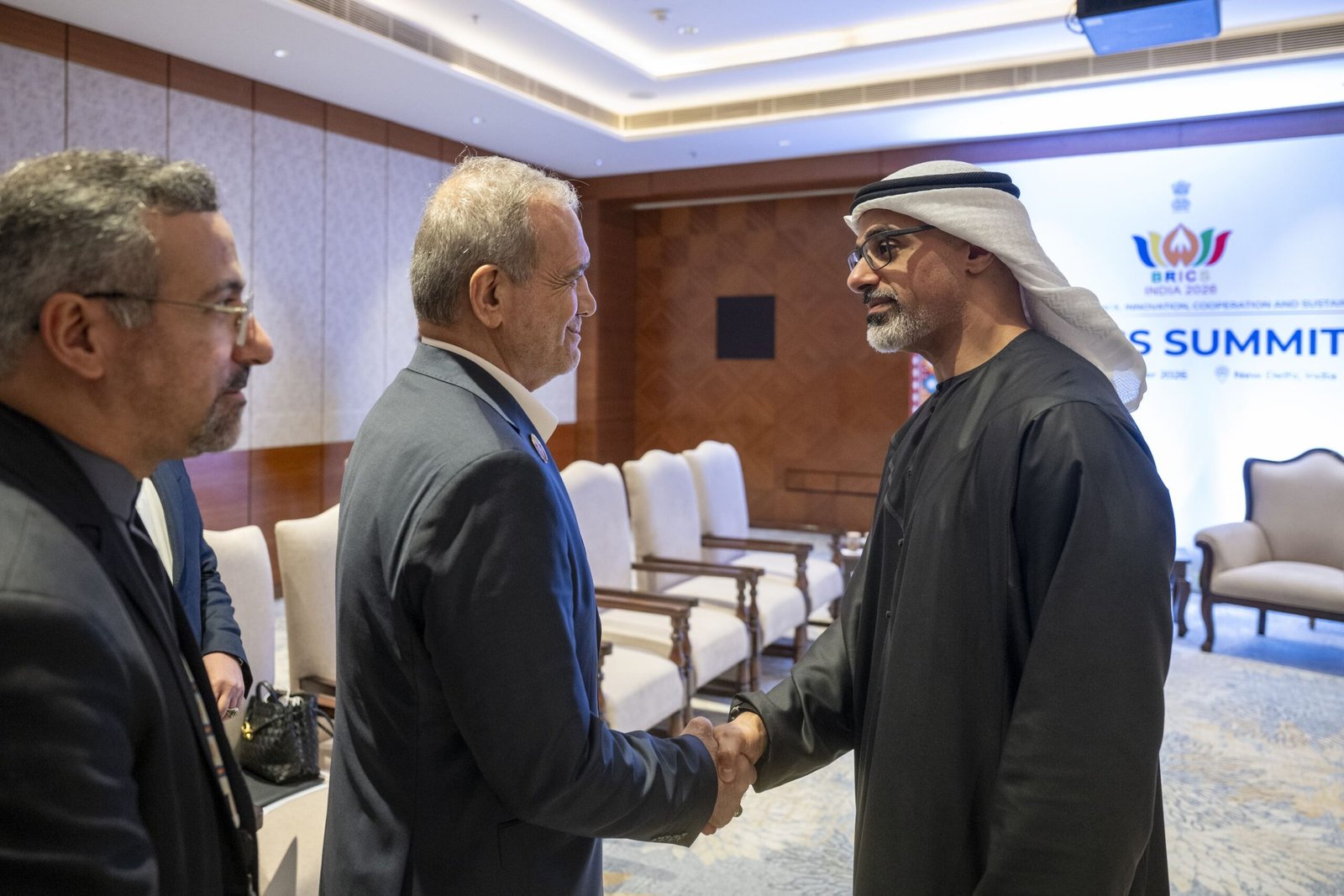 ولي عهد أبوظبي يلتقي الرئيس الإيراني على هامش قمة "بريكس" في نيودلهي 1 ولي عهد أبوظبي يلتقي الرئيس الإيراني على هامش قمة "بريكس" في نيودلهي