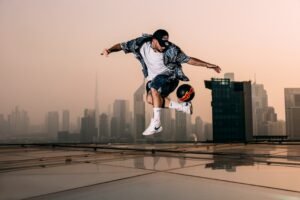 "دبي تتحدى المألوف": رياضيون عالميون يحولون المدينة إلى ساحة لاستعراض مهاراتهم