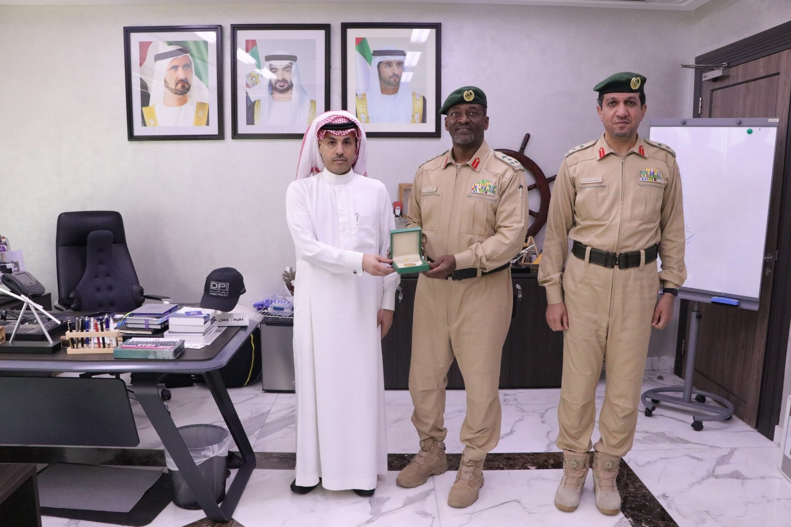 شرطة دبي تكرم سعودي لشجاعته في إنقاذ شخص من الغرق 1 شرطة دبي