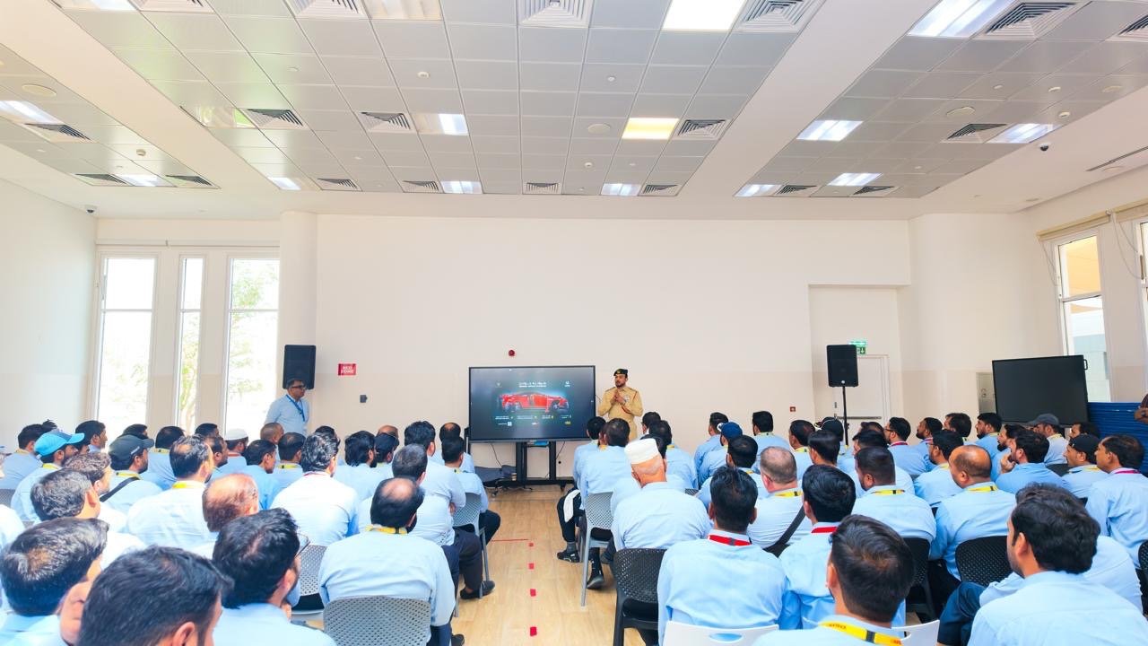 شرطة دبي تنظم ورشاً توعوية لسائقي ومشرفي حافلات شركة "مافريك لنقل الحافلات" 1 شرطة دبي تنظم ورشاً توعوية لسائقي ومشرفي حافلات شركة "مافريك لنقل الحافلات"